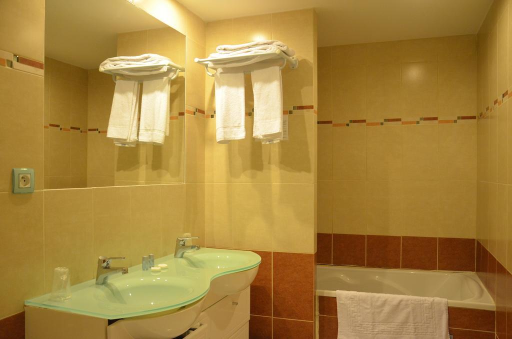 Hotel Auberge De Bonpas Logis De France Aviñón Habitación foto